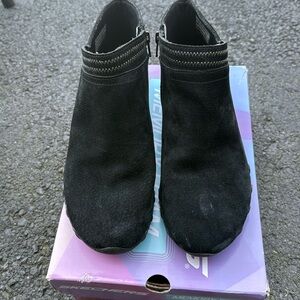 Skechers Black Suede Ankle Boots Relaxed Fit memory foam Size 9.5 Side zip